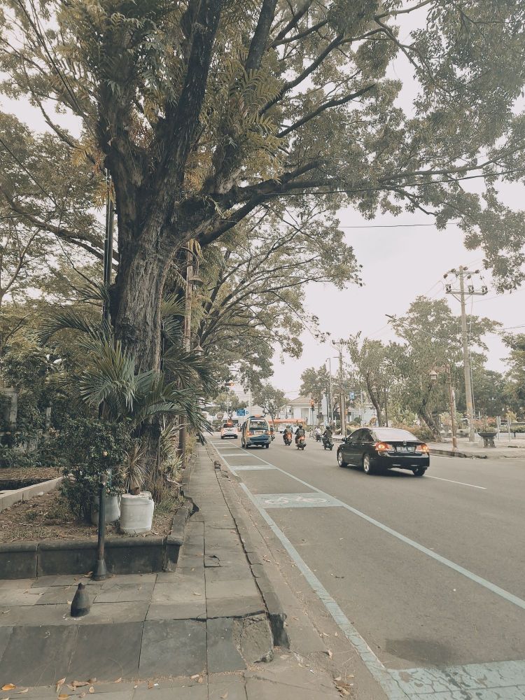 Bonus trotoar samping stadion sriwedari