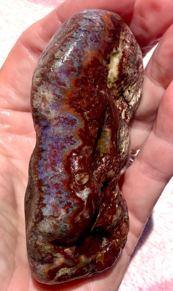 Deep red agate with blue waterline in a ‘flame stitch’ pattern 