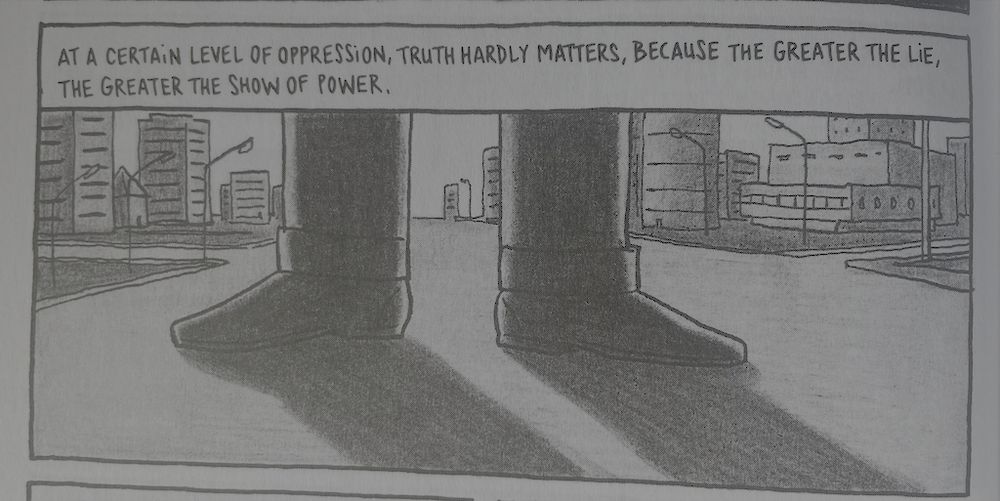 Una viñeta de cómic que muestra una figura gigantesca, sólo hasta la mitad de la pantorilla mientras el resto se sale de la viñeta. Su sombra se extiende hacia el lector, una larga sombra. 