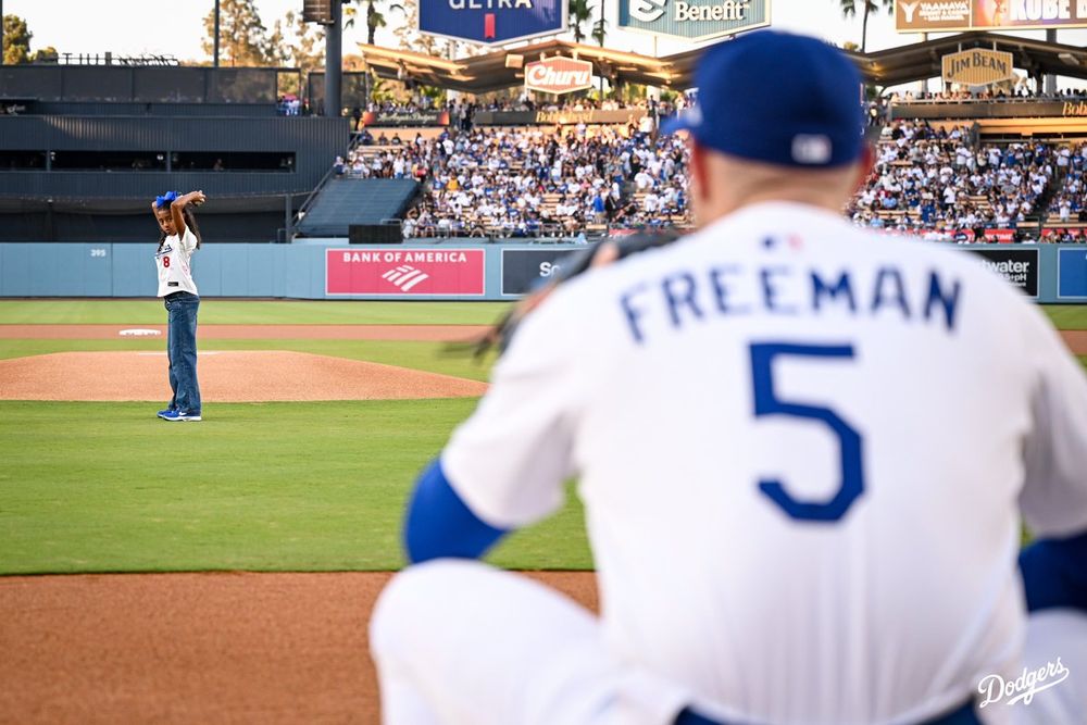 Bianka Bryant throws out the first pitch to Freddie Freeman.