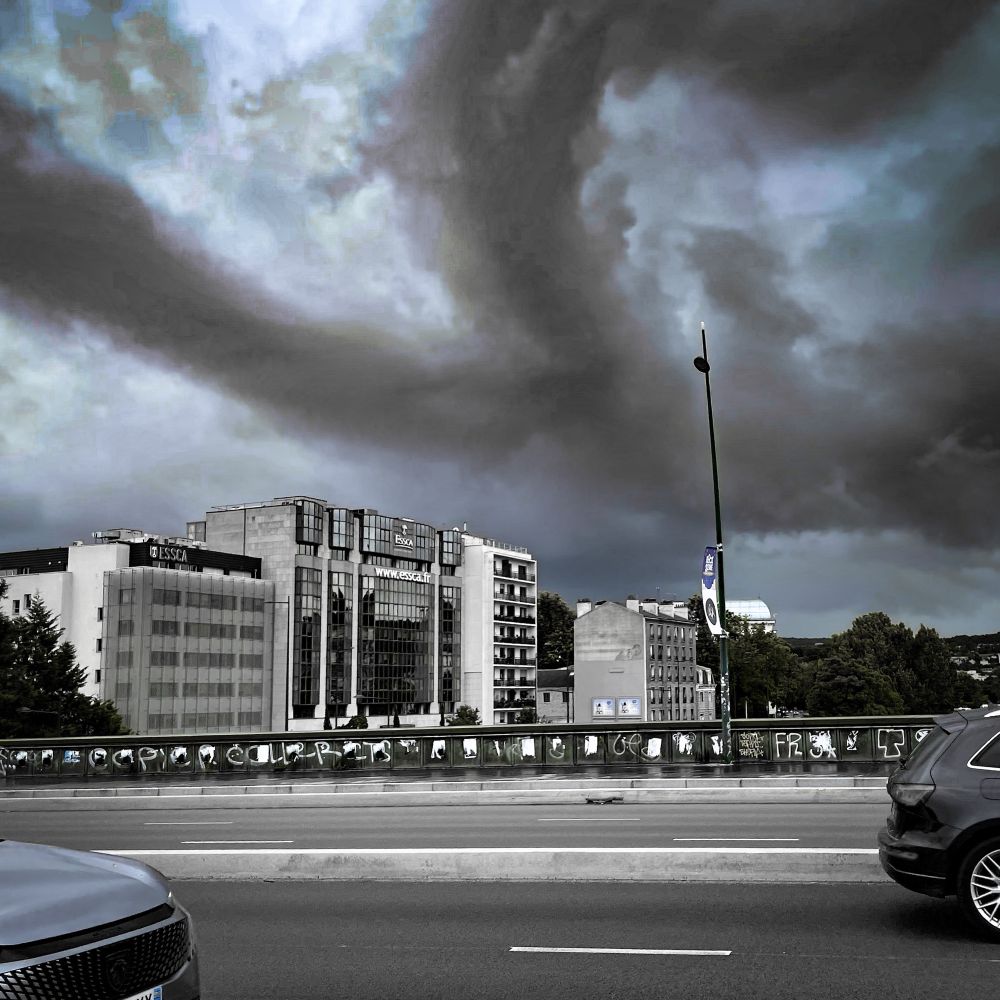 Temps très nuageux au-dessus du pont de Saint Cloud, les nuages sont noirs et menaçants, les contrastes sont violemment rehaussés par un traitement Photoshop disproportionné 