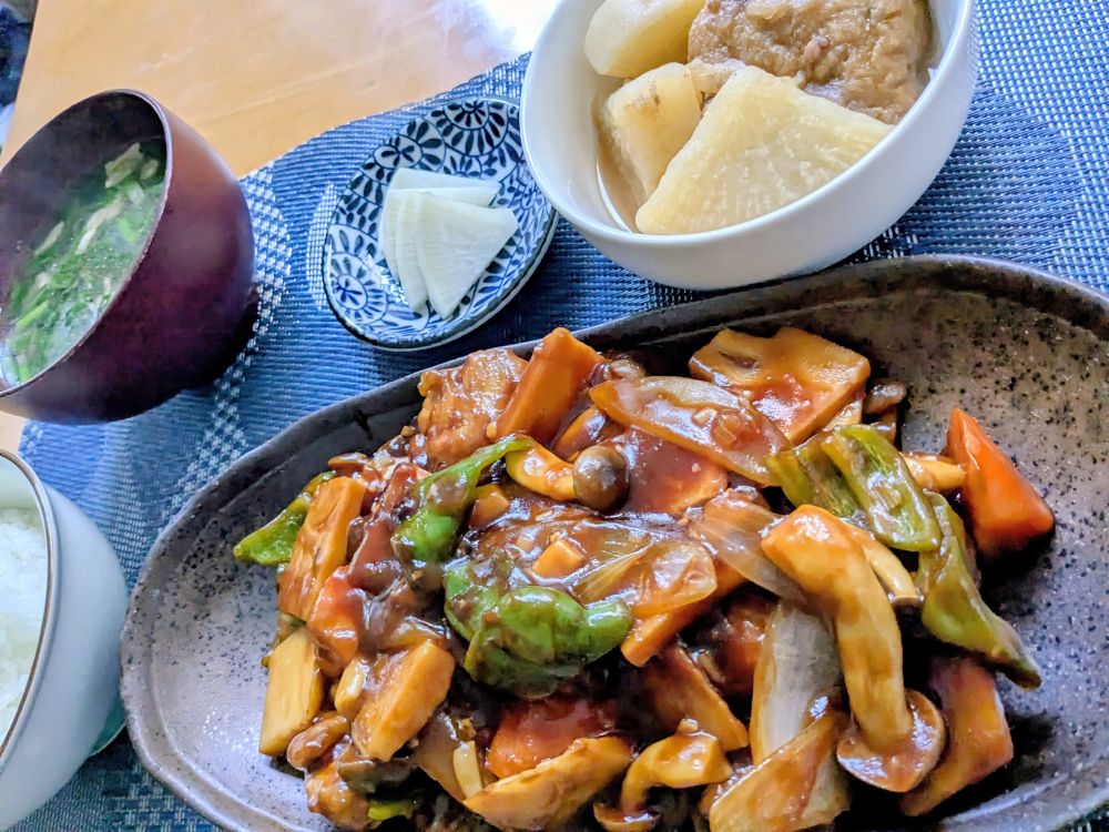 黒酢鶏
鶏皮ニラスープ
ぬか漬け
大根とがんもの煮物