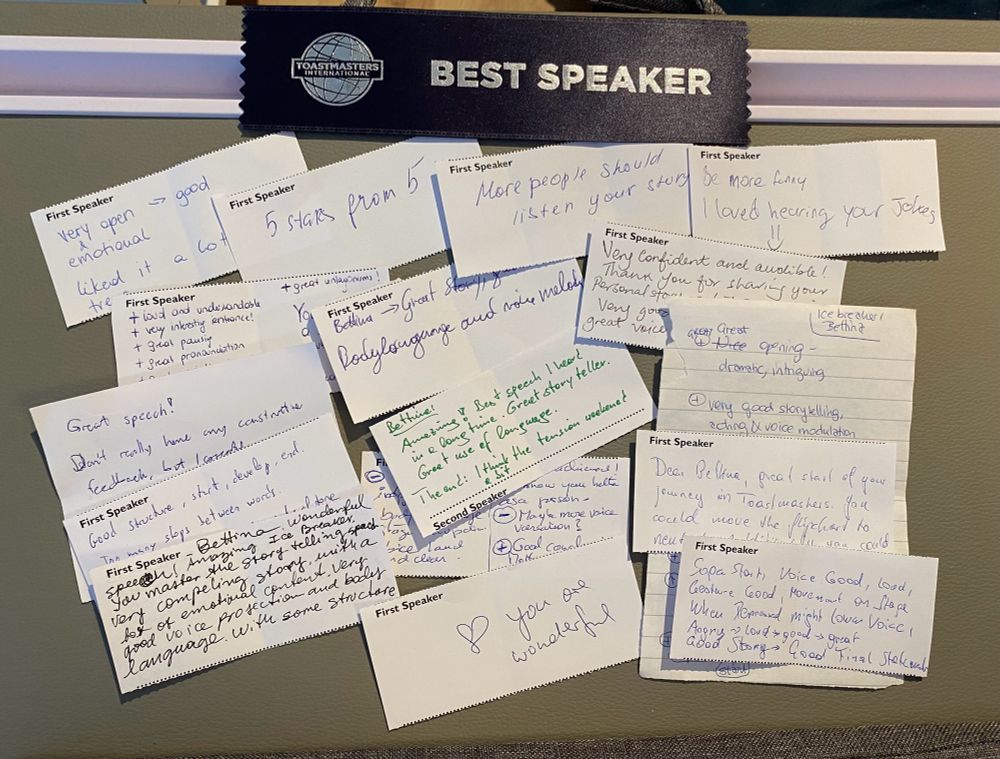 Kleine Zettel auf denen handgeschriebenes Feedback steht. Ebenso ein offizielles best Speaker Band