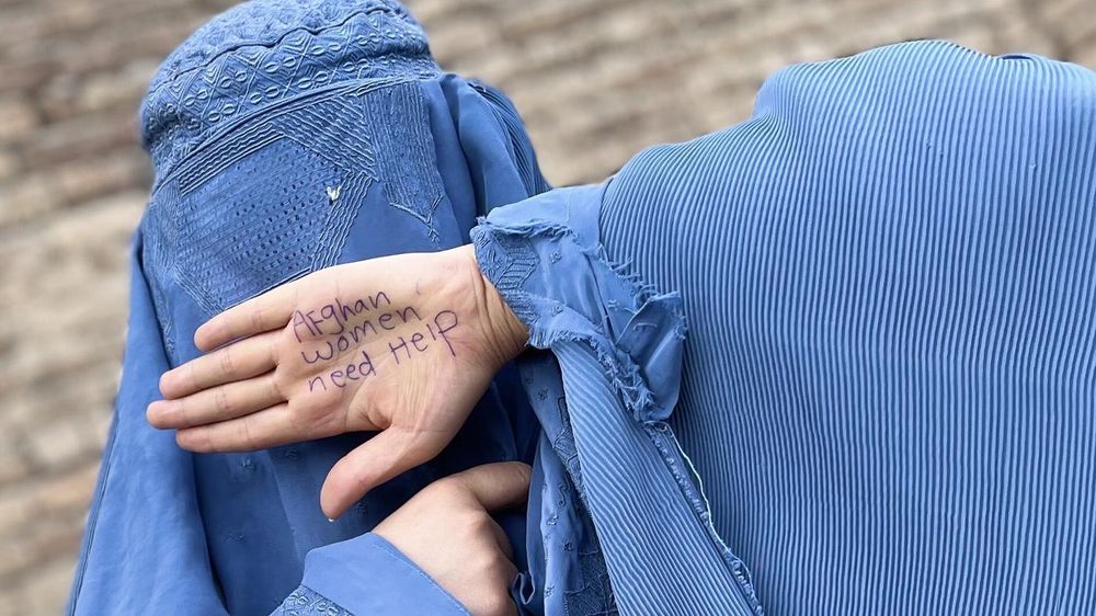 Früher studierte sie Medizin, ging gerne in Restaurants und ins Gym. Dann fiel Kabul an die Taliban. Genau vier Jahre ist das jetzt her. Wie lebt eine afghanische Frau heute unter der Scharia?