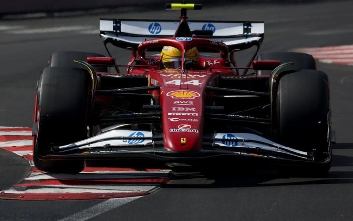 Choque no #LasVegasGP: Lewis Hamilton (Ferrari) eliminado no Q1, em 20º, após confundir luzes vermelhas e falha de comunicação no rádio/timing que custou sua última volta em condições molhadas. Ele ainda bateu num bollard na curva 17, um raro momento baixo para o heptacampeão.