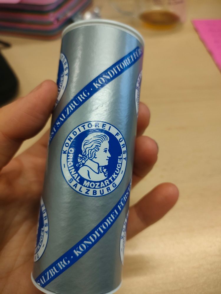 Petit tube couleur alu contenant des chocolats de Salzbourg