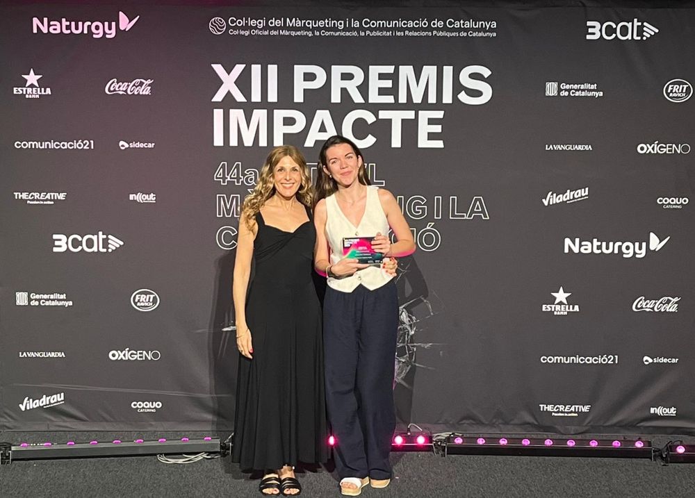 Mireia Briet (a la dreta), acompanyada per la tutora del seu TFG, la professora Mònika Jiménez, al photocall dels Premis Impacte 2025.