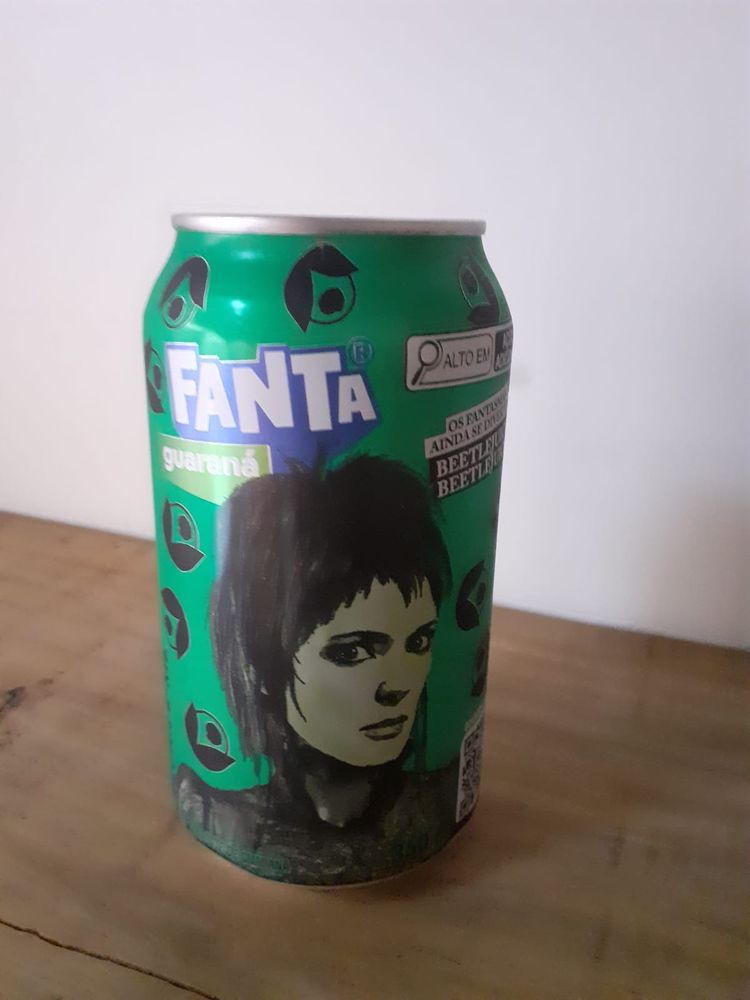 Lata de fanta guarana promocional do filme os fantasmas ainda ser diverte com o rosto da atriz Winona Ryder.
