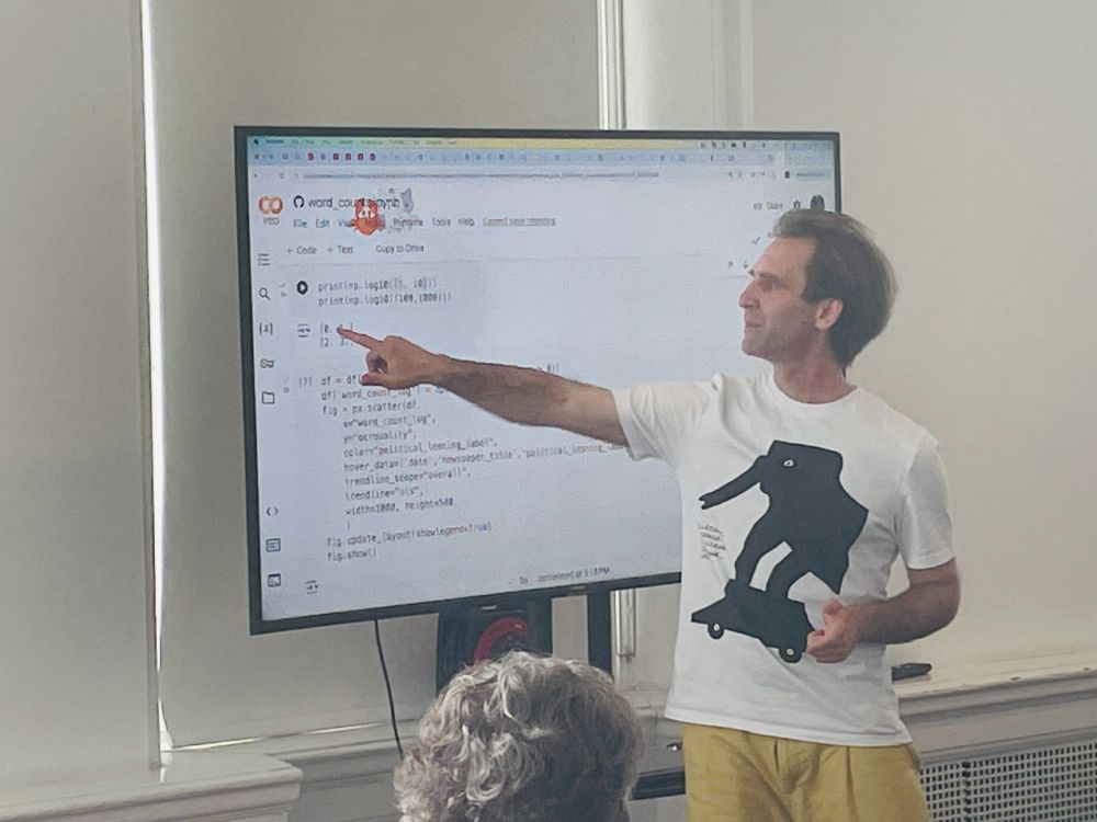 Kaspar Beelen pointing at jupyter notebook on screen during workshop