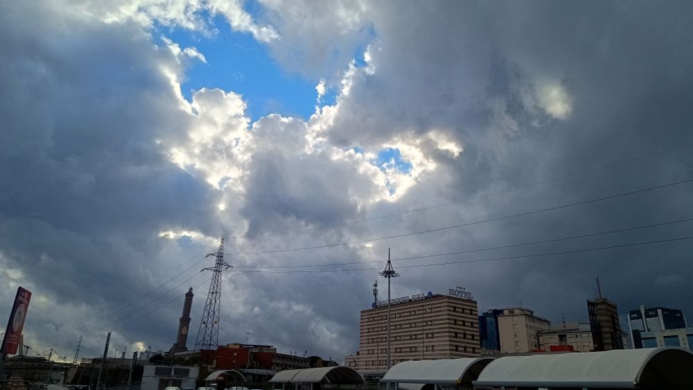 Nuvole minacciose sopra la lanterna di Genova.