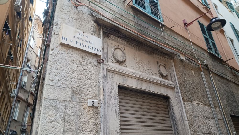 Cartello toponomastico a Genova. "Vico a sinistra di s.pancrazio"
