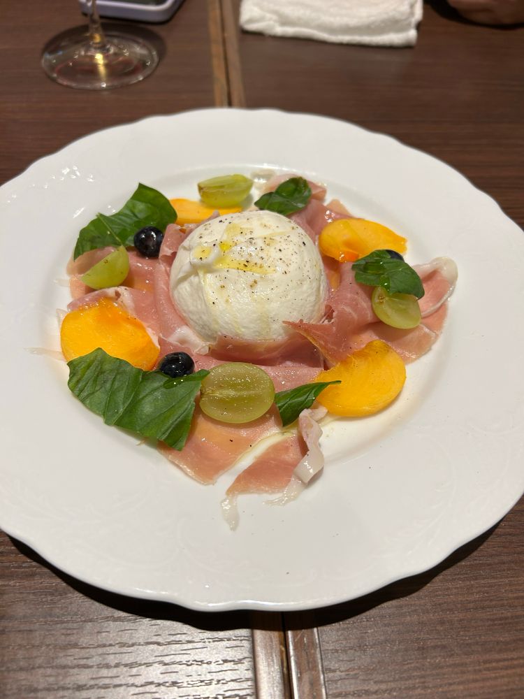 季節の生ハムフルーツサラダ、ブラータ付き