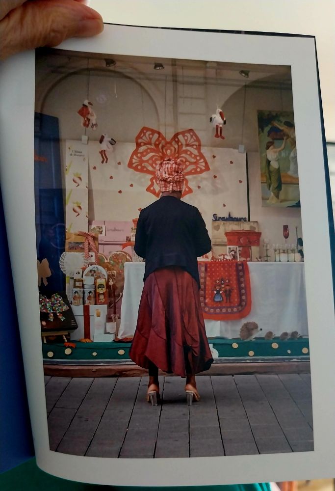 Photo de Fabrice Mercier. Effet coiffe alsacienne sur une personne de dos. Source SynchroniCITE 