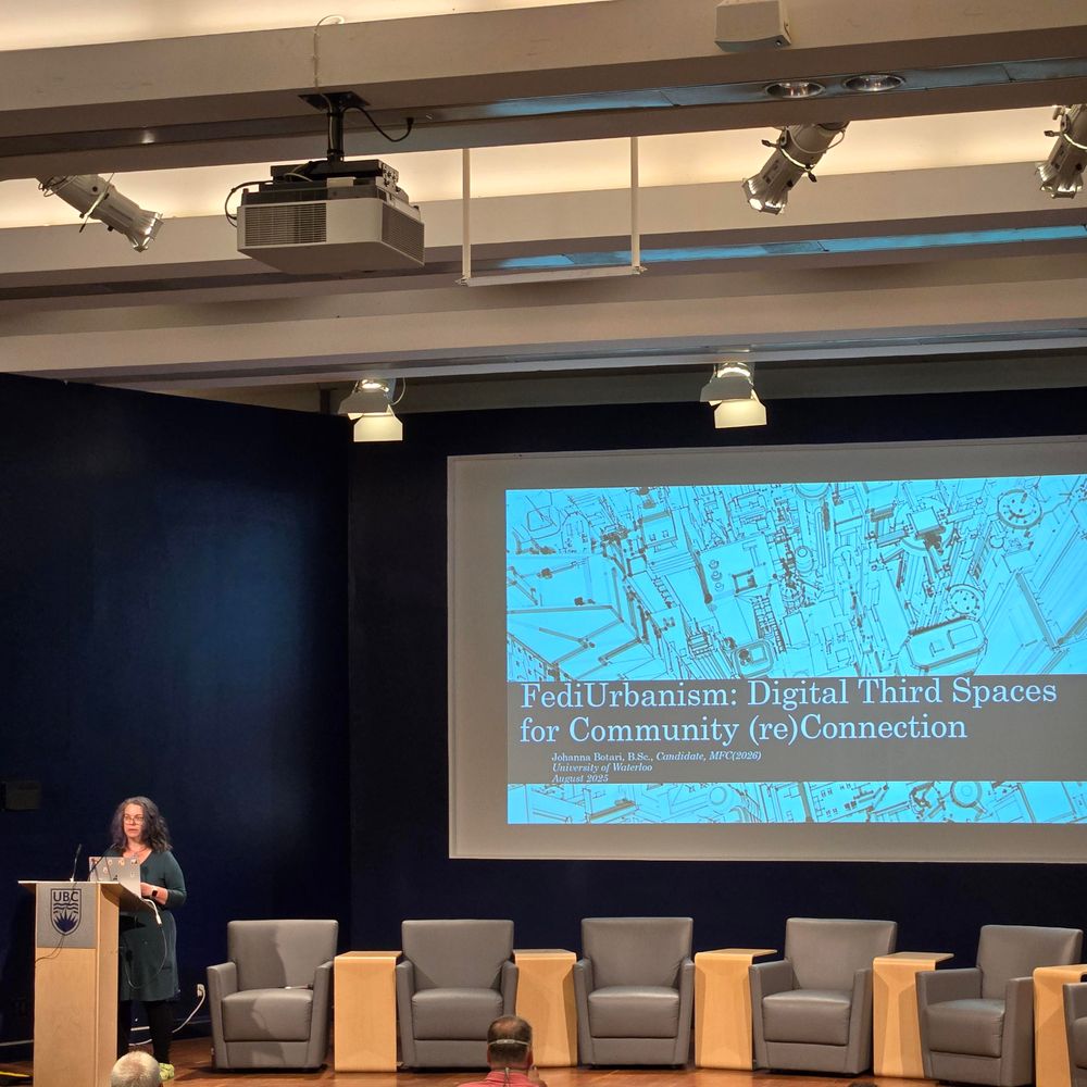 Johanna on stage at Fedicon with a slide that says "FediUrbanism: Digital Third Spaces for Community (re)Connection
