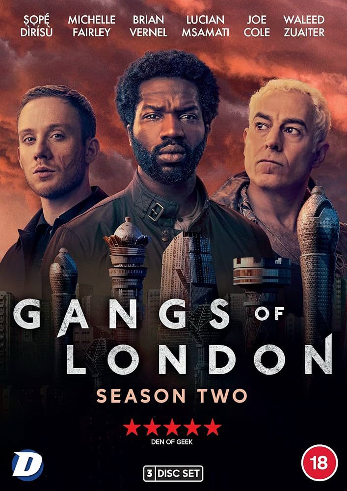 Promobild zur zweiten Staffel von „Gangs of London“: In der Mitte steht ein schwarzer Mann, links von ihm ein junger weißer Mann und rechts ein etwas älterer weißer Mann, mit blondierten Haaren und grimmigem Blick. Im Vordergrund sind Schachfiguren zu sehen.