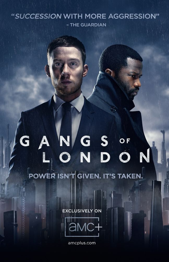 Promobild zur Serie „Gangs of London“: Ein junger weißer Mann im Anzug blickt direkt in die Kamera. Schräg hinter ihm steht ein schwarzer Mann, zur Seite gedreht mit hochgeschlagenem Kragen. Am unteren Bildrand ist die Skyline einer Stadt zu sehen. 