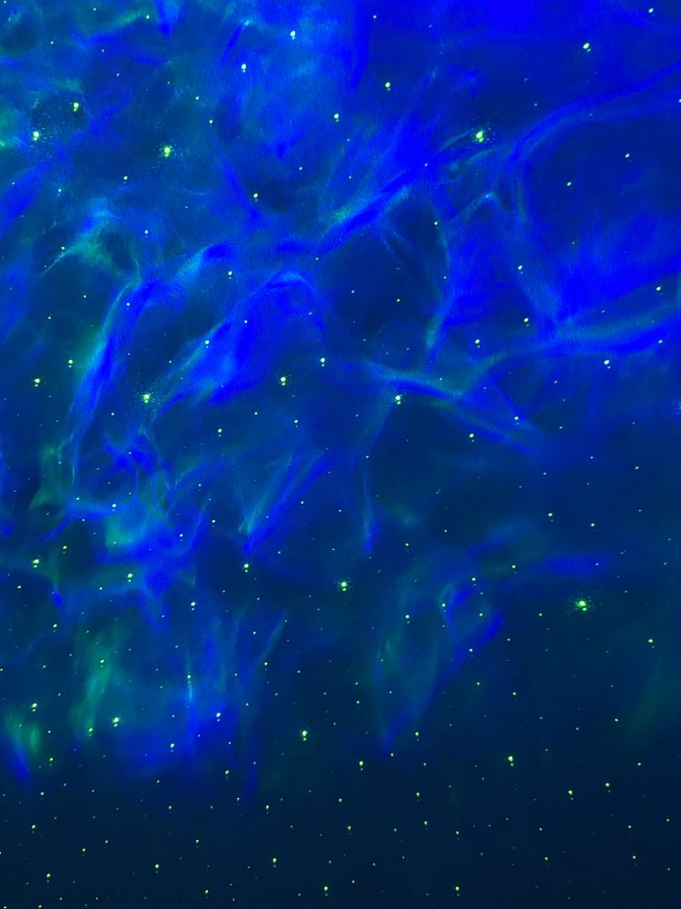 Die Zimmerdecke im Kinderzimmer meiner Tochter, mir illuminierten Sternenhimmel 