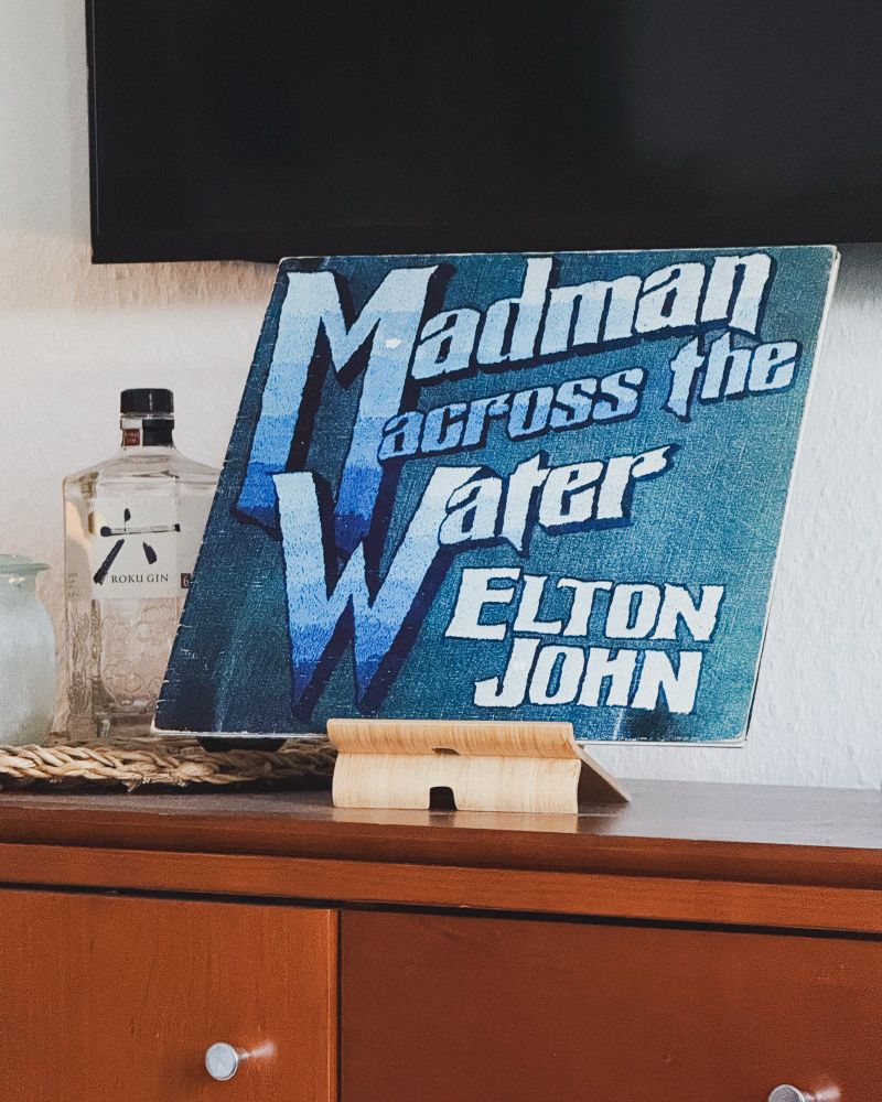 Eine Ausgabe von Madman across the water von Elton John auf meiner Kommode. 