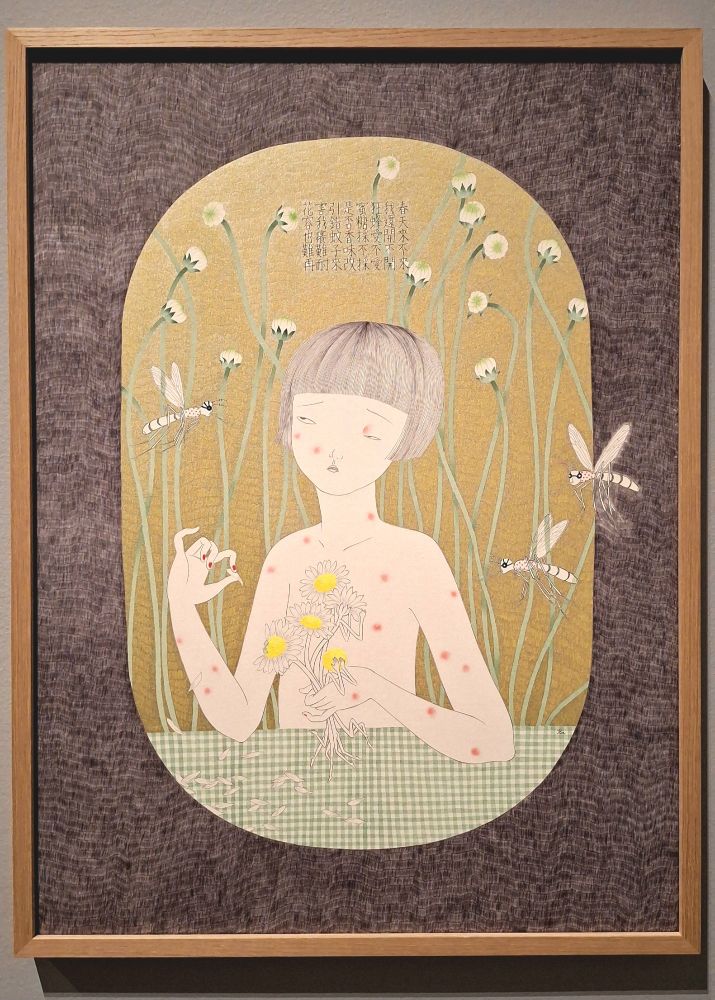 𝘨𝘰𝘯𝘨𝘣𝘪(fine line)-style painting depicting a bowl-cut young girl covered in mosquito bites, elbows resting on a white-green plaid table cloth, mosquitos in the air, flowers, with Cantonese inscription in 𝘍𝘢𝘯𝘨𝘴𝘰𝘯𝘨, an imitation Song-dynasty typeface, and classically poetic structure.

𝗗𝗮𝗶𝘀𝘆 𝗔𝘀𝗸𝘀, 2012 by 𝗝𝗼𝗲𝘆 𝗟𝗲𝘂𝗻𝗴 𝗞𝗮-𝘆𝗶𝗻 梁嘉賢 

