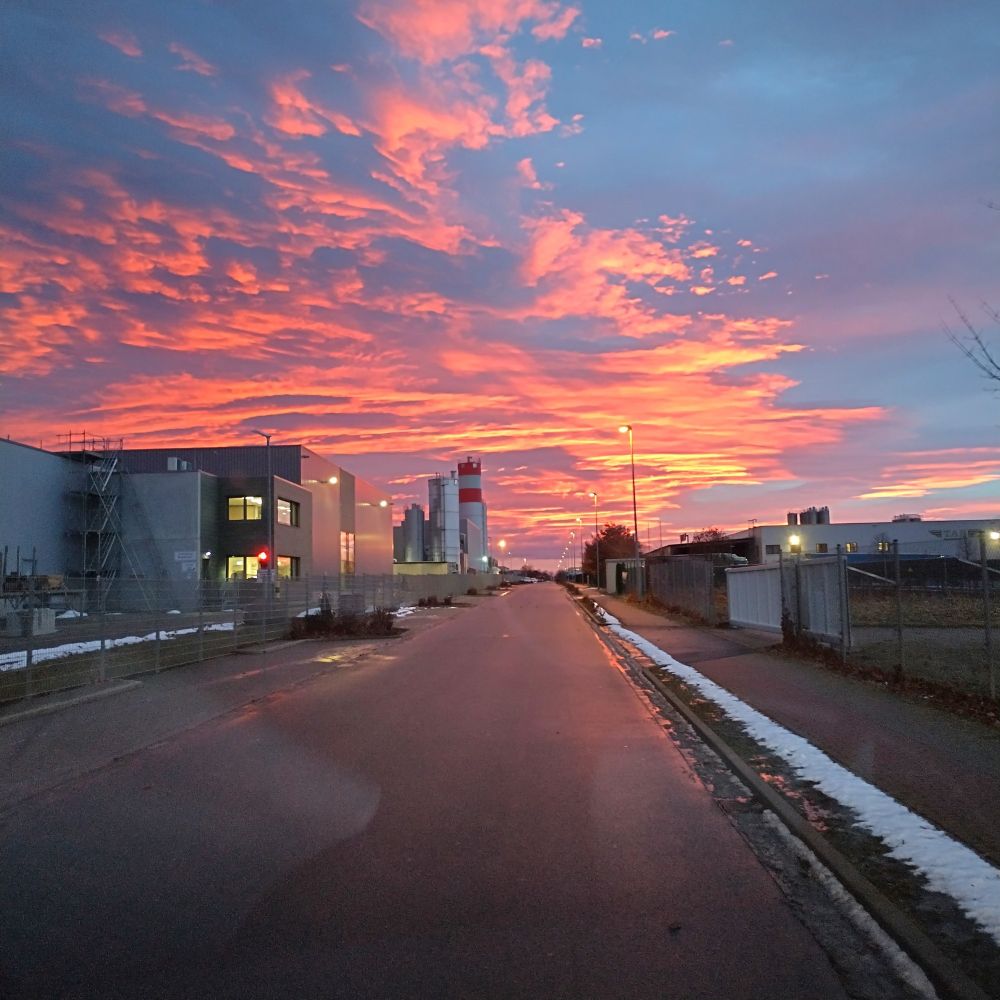 Morgenröte über ein Gewerbegebiet bei Aschersleben.