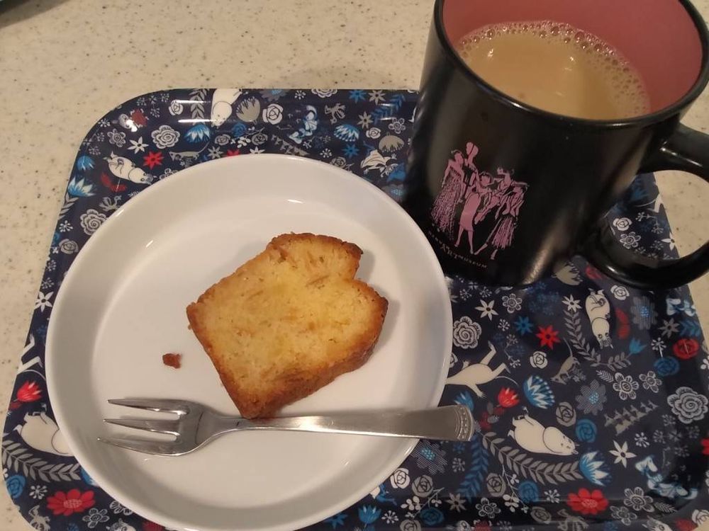 レモンのパウンドケーキと、インスタントのほうじ茶オレ