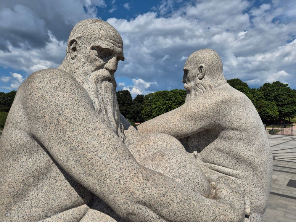 Man sieht eine Skulptur von Gustav Vigeland, dem berühmten norwegischen Maler in dem nach ihm benannten Park in Oslo. Zwei alte Männer sitzen einander gegenüber und schauen nachdenklich aneinander vorbei.