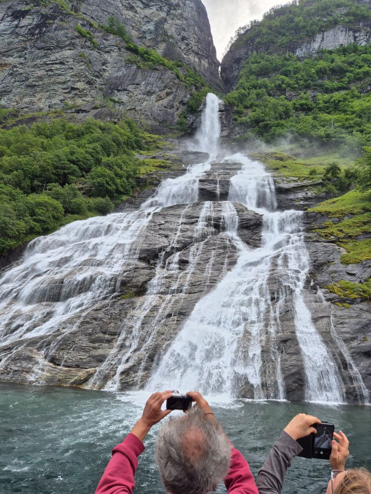 Der sogenannte "Brautschleierwasserfall" in seiner gigantischen Höhe und Breite. 