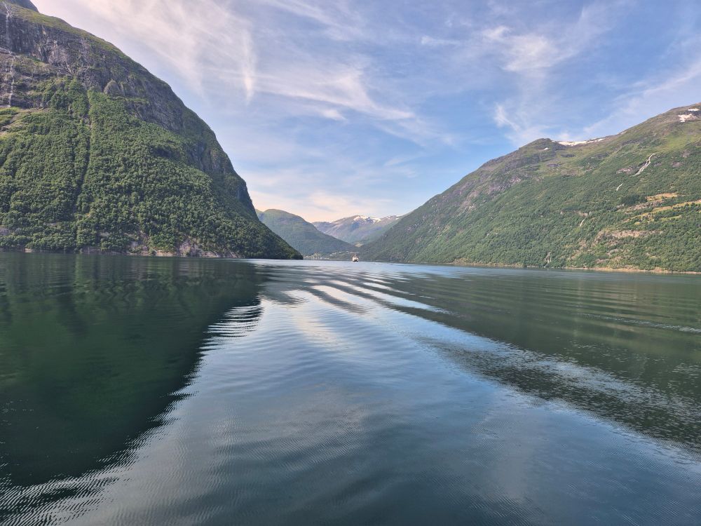 Drei Bilder von einer Fjord-Fahrt in Norwegen. Sie zeigen die majestätische Ruhe der Natur und die seidige Glätte des Wassers. 
