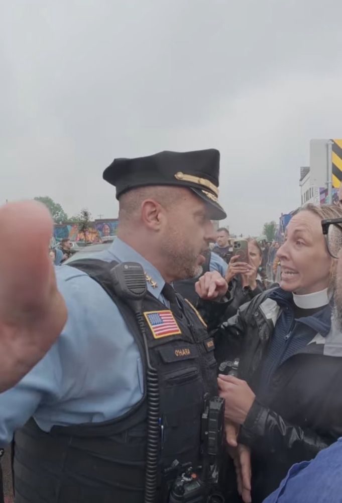 Minneapolis police chief and resident speaking to eachother at the incident