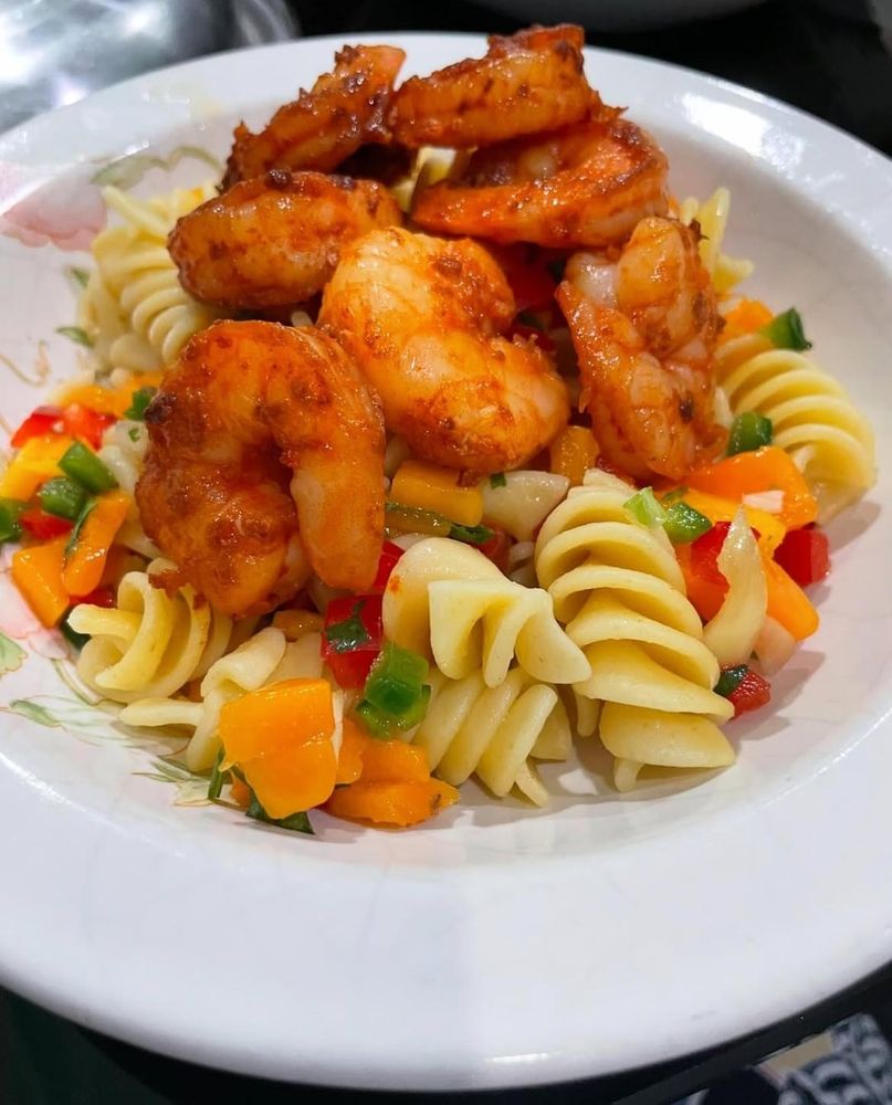 Nemu udang beku sisa di kulkas sama mangga jadi kepikiran yang seger seger, iseng nyoba bikin mango salsa sama udang dimarinasi pakai smoked paprika powder ternyata masuk rasanya. 

Mangganya dipotong kecil kecil di mix sama paprika, bawang merah, jalapeno, potongan seledri, dan perasan jeruk nipis. Udangnya dimarinasi pakai smoked paprika powder, perasan jeruk nipis, dan sedikit garam.

___
📸 Image credit: u/Puzzled_Cookie778
🔗 Source: https://reddit.com/r/kulineria/comments/1p157ap/homemade_mango_salsa_fusilli_with_smoked_paprika/

#kulineria #food #indonesia