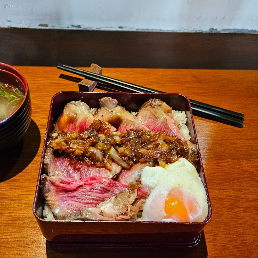 210k (pre-tax for 150gr A5 Wagyu Chuckroll, location is A5 Sutēki in Bekasi, the beef is served medium rare and seasoned perfectly.

___
📸 Image credit: u/BoredIndonesianGuy
🔗 Source: https://reddit.com/r/kulineria/comments/1p9ghdh/a5_wagyu_roast_beef_a5_sutēki/

#kulineria #food #indonesia