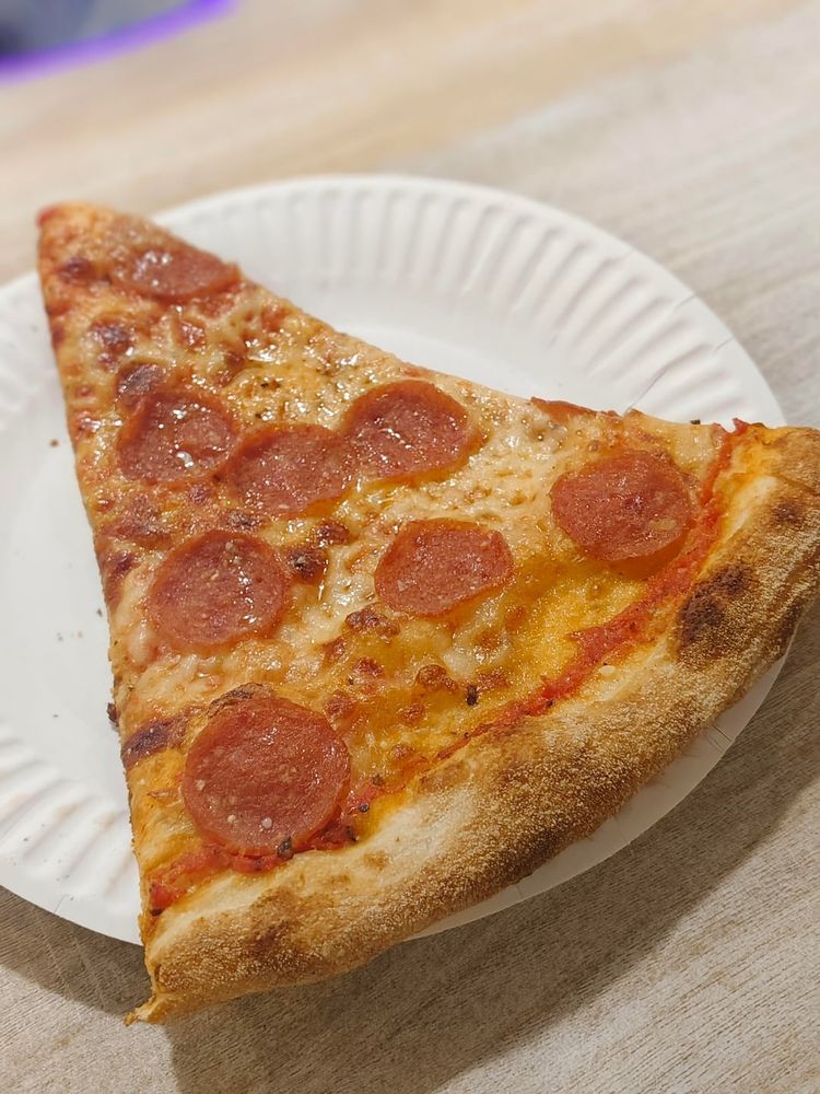 Baru coba pizza place ini. Nah ini baru pizza, cocok sama seleraku. Yang bikin beda dia kejunya balance gt. Kalo tempat lain topping keju atau topping lainnya bener2 terlalu rich sampe enek. Di sini toppingnya bener2 ga berlebihan, pas. Crustnya jg tipis, crispy, agak chewy. Yang bikin enak tu chili oil ada herbnya (rosemary?) enak banget dikasih chili oil banyak2 wangy wangy

___
📸 Image credit: u/meongz
🔗 Source: https://reddit.com/r/kulineria/comments/1p2ya2e/millions_pizza_gandaria_simple_proper_pizza/

#kulineria #food #indonesia