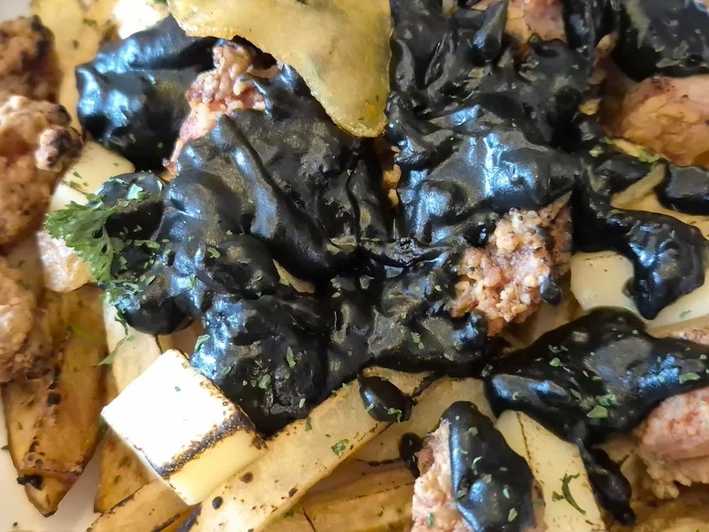 **Potato Boo-tin**

Menu edisi Halloween, harga 38k belum termasuk pajak. Saos hitamnya ini dari wijen, rasanya lebih ke asin/gurih dikit. Yg kotak itu keju. Terus ada ayam yg bentuknya kecil-kecil dan digoreng. Enak, gue suka tampilan makanannya juga sebagai menu spesial Halloween. Harganya lumayan worth it untuk makanan yg kreatif kayak gini

**Matcha Oreo**

Harga 35k belum termasuk pajak. Untuk rasa matchanya kurang berasa, atau mungkin karena minumannya diblender sama es, jadinya agak hambar. Tapi tetap enak karena rasa Oreo-nya. Gue lumayan suka tampilannya

___
📸 Image credit: u/Azulnieve
🔗 Source: https://reddit.com/r/kulineria/comments/1oi1t87/fordo_espresso_bar_jalan_kaliurang_jogja/

#kulineria #food #indonesia