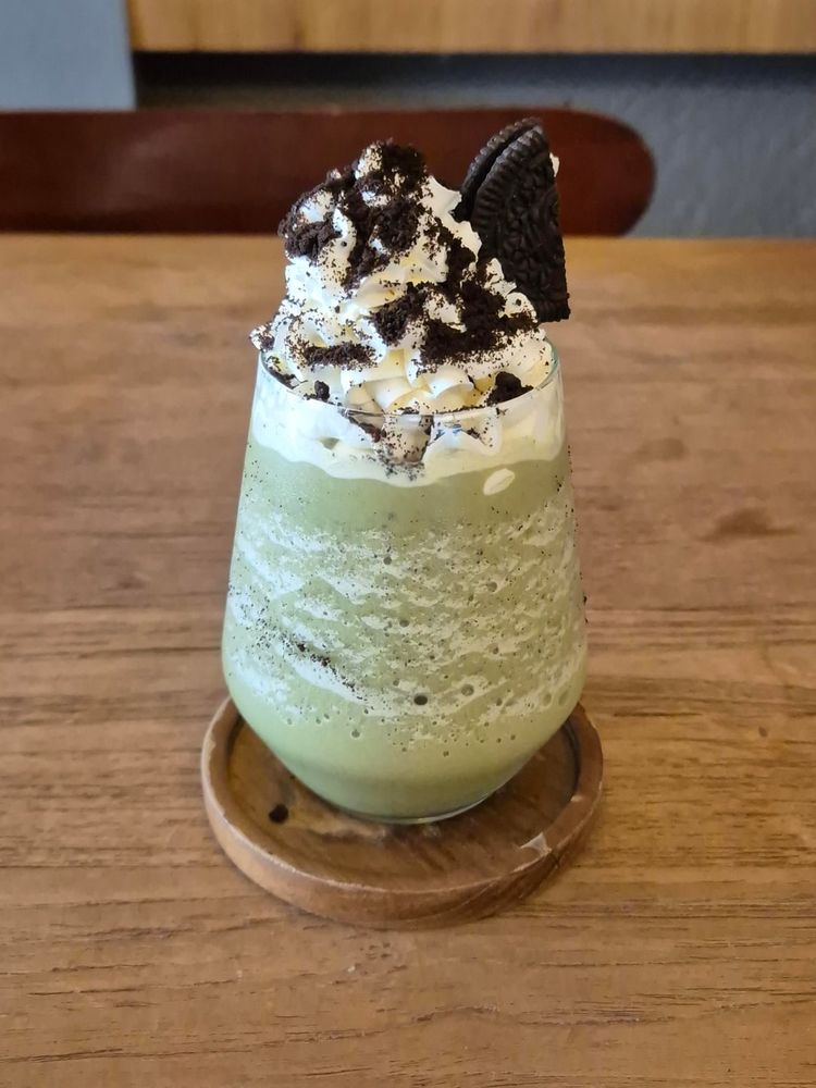 **Potato Boo-tin**

Menu edisi Halloween, harga 38k belum termasuk pajak. Saos hitamnya ini dari wijen, rasanya lebih ke asin/gurih dikit. Yg kotak itu keju. Terus ada ayam yg bentuknya kecil-kecil dan digoreng. Enak, gue suka tampilan makanannya juga sebagai menu spesial Halloween. Harganya lumayan worth it untuk makanan yg kreatif kayak gini

**Matcha Oreo**

Harga 35k belum termasuk pajak. Untuk rasa matchanya kurang berasa, atau mungkin karena minumannya diblender sama es, jadinya agak hambar. Tapi tetap enak karena rasa Oreo-nya. Gue lumayan suka tampilannya

___
📸 Image credit: u/Azulnieve
🔗 Source: https://reddit.com/r/kulineria/comments/1oi1t87/fordo_espresso_bar_jalan_kaliurang_jogja/

#kulineria #food #indonesia