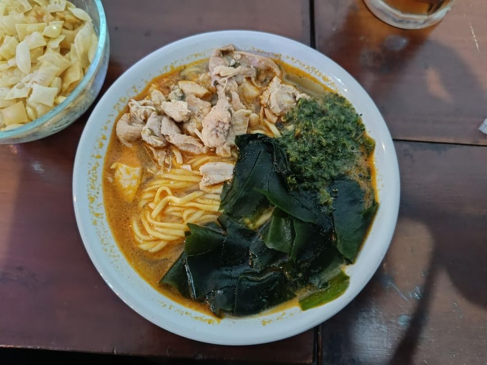 Lagi jajan di warung udon kecil kecilan, pesen bakmi sama kari ramen, bakminya g pake sawi tapi pake rumput laut.

___
📸 Image credit: u/_karnadi
🔗 Source: https://reddit.com/r/kulineria/comments/1oyo5n8/bakmi_pake_rumput_laut/

#kulineria #food #indonesia
