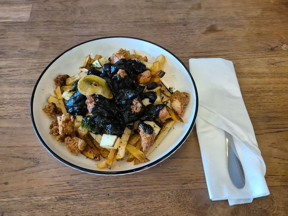 **Potato Boo-tin**

Menu edisi Halloween, harga 38k belum termasuk pajak. Saos hitamnya ini dari wijen, rasanya lebih ke asin/gurih dikit. Yg kotak itu keju. Terus ada ayam yg bentuknya kecil-kecil dan digoreng. Enak, gue suka tampilan makanannya juga sebagai menu spesial Halloween. Harganya lumayan worth it untuk makanan yg kreatif kayak gini

**Matcha Oreo**

Harga 35k belum termasuk pajak. Untuk rasa matchanya kurang berasa, atau mungkin karena minumannya diblender sama es, jadinya agak hambar. Tapi tetap enak karena rasa Oreo-nya. Gue lumayan suka tampilannya

___
📸 Image credit: u/Azulnieve
🔗 Source: https://reddit.com/r/kulineria/comments/1oi1t87/fordo_espresso_bar_jalan_kaliurang_jogja/

#kulineria #food #indonesia