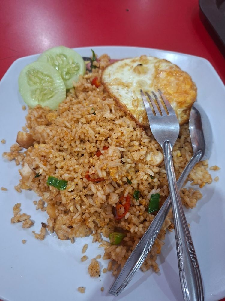 udh bosen banget makan ayam tepung akhirnya minta rekomendasi mbak nya, nawarin "kalau nasi goreng bagaimana kak" awalnya skeptis secara rocket chicken normalnya beli ayam nasi aja atau ayam gepreknya

nunggu dimasak lumayan cepet ga nyampe 10 menit, pas dicoba kaget ternyata lumayan enak, rasanya simple asin gurih lebih kayak nasi goreng rumahan tapi tetep enjoyable dan udh 2x coba pesen rasanya konsisten 

ada juga ga rekomendasi menu lain di resto/tempat makan yang biasa kalian cobain, bukan menu utamanya tapi worth to try?? thank youu

___
📸 Image credit: u/miluvhee
🔗 Source: https://reddit.com/r/kulineria/comments/1p7sre5/nasi_goreng_rocket_chicken_surprisingly_enak/

#kulineria #food #indonesia