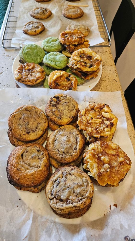 Cocopandan recipe here: www.cooking-therapy.com/pandan-cookies/#recipe, miso caramel cookie recipe here: www.okonomikitchen.com/miso-caramel-cookies/#tasty-recipes-16787-jump-target. Choco chip cookie recipe for thick and gooey cookies: 230g butter 150g sugar 165g brown sugar 2 eggs 290g flour 350g choco chunks

___
📸 Image credit: u/idiot-sandwich-
🔗 Source: https://reddit.com/r/kulineria/comments/1oxnzx0/cocopandan_miso_caramel_choco_chunk_cookies_bonus/

#kulineria #food #indonesia