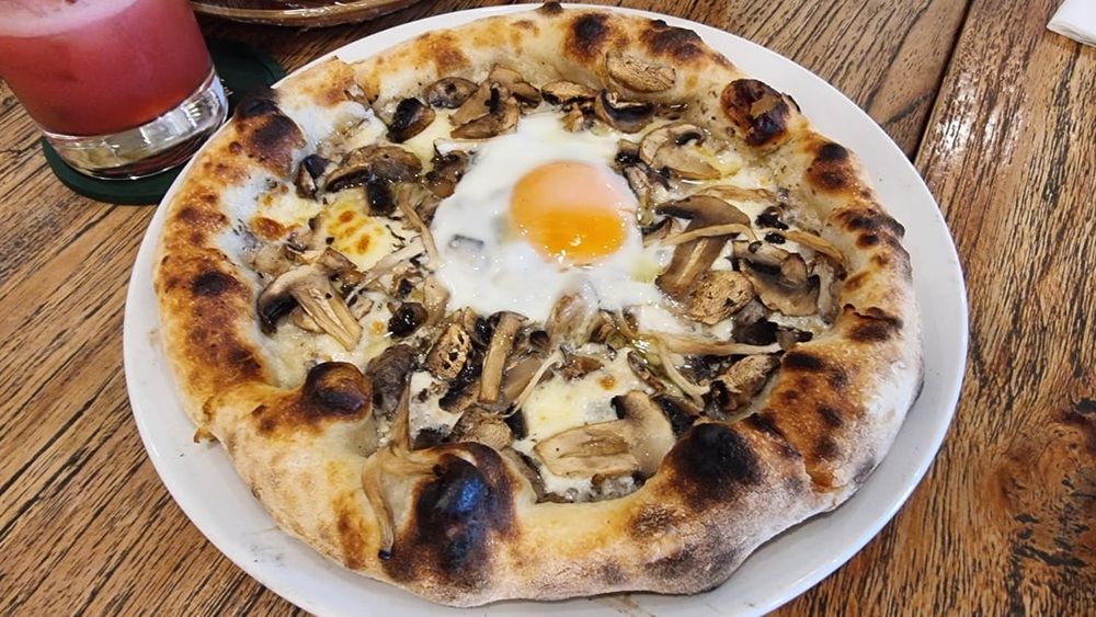 1. Queen Margherita Pizza - 8/10
2. Piedmont Pizza - 8.5/10

___
📸 Image credit: u/artjoa
🔗 Source: https://reddit.com/r/kulineria/comments/1o3mzit/pizzeria_cavalese_bsd_tangerang_selatan/

#kulineria #food #indonesia