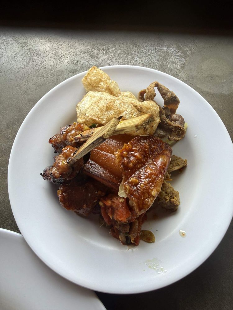 Harga : 25k-40k
Review : ini enak banget porsi special bisa dapet 2 kulit tes kriuk 😂, semuanya enak cuman mungkin bumbunya lumayan keras kali habis makan ini mules wakkaak. Overall 8.5/10. Wajib coba bagi yang lewat mau ke singaraja?

___
📸 Image credit: u/AyamGeprekLevel99
🔗 Source: https://reddit.com/r/kulineria/comments/1p3hybn/babi_guling_betty_bedugul_bali/

#kulineria #food #indonesia