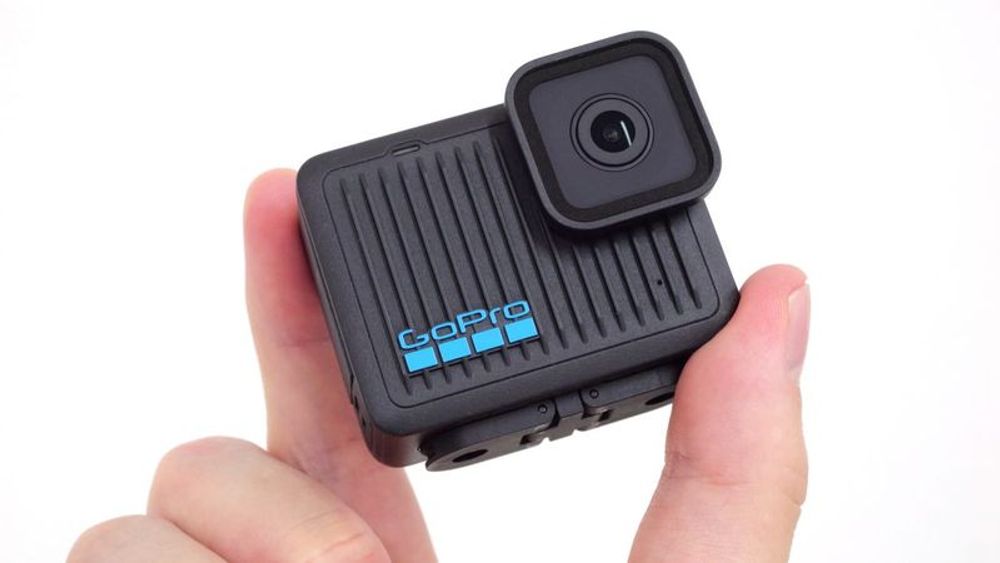 わずか86gの極小4Kカメラ「GoPro HERO」外観レビュー、GoPro HERO13 Blackとの大きさ比較もあり