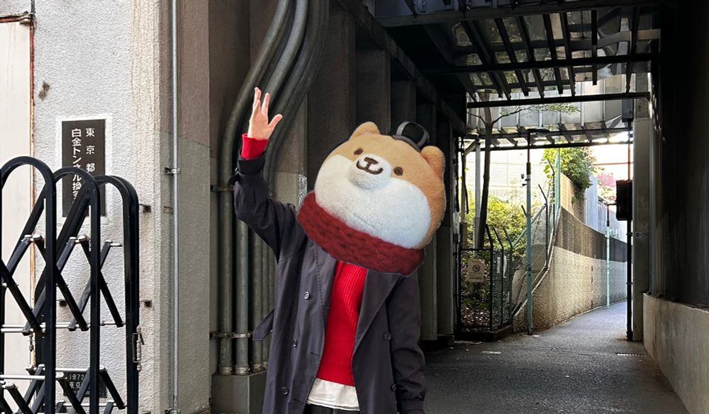 Starのロケ地にて。MVの源さんを真似してポーズその２。
軽やかに踊るのはなかなか気恥ずかしい。意外と交通量があり、隙間にササっと撮影。
お顔はポリまるを合成（なかなかお気に入りw）