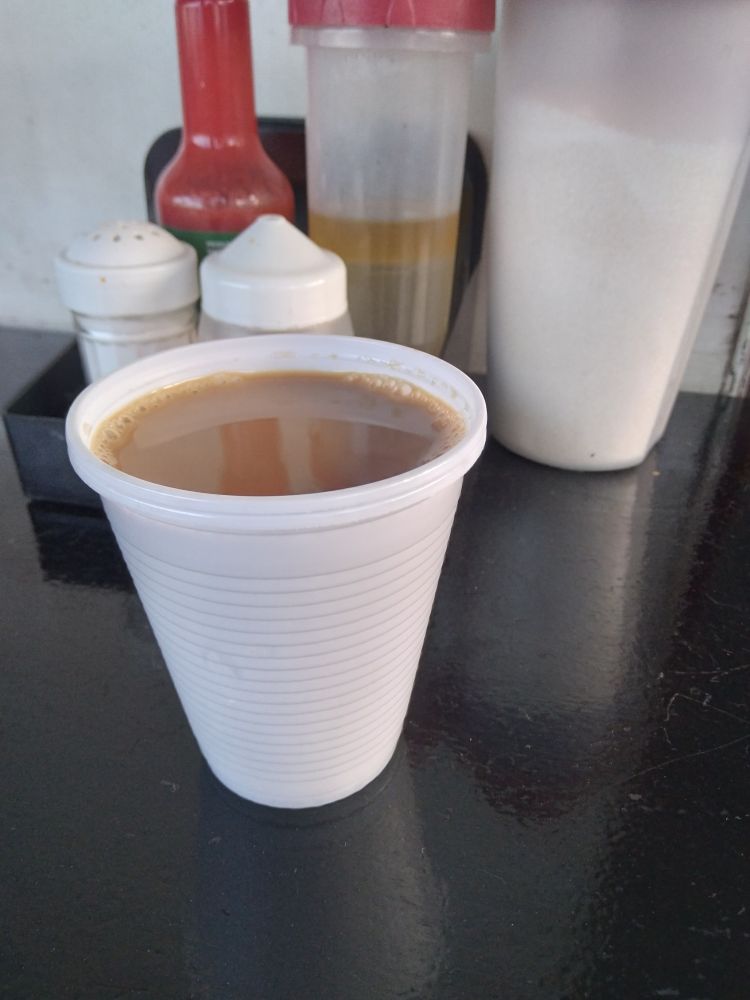 Café com leite em copo plástico 