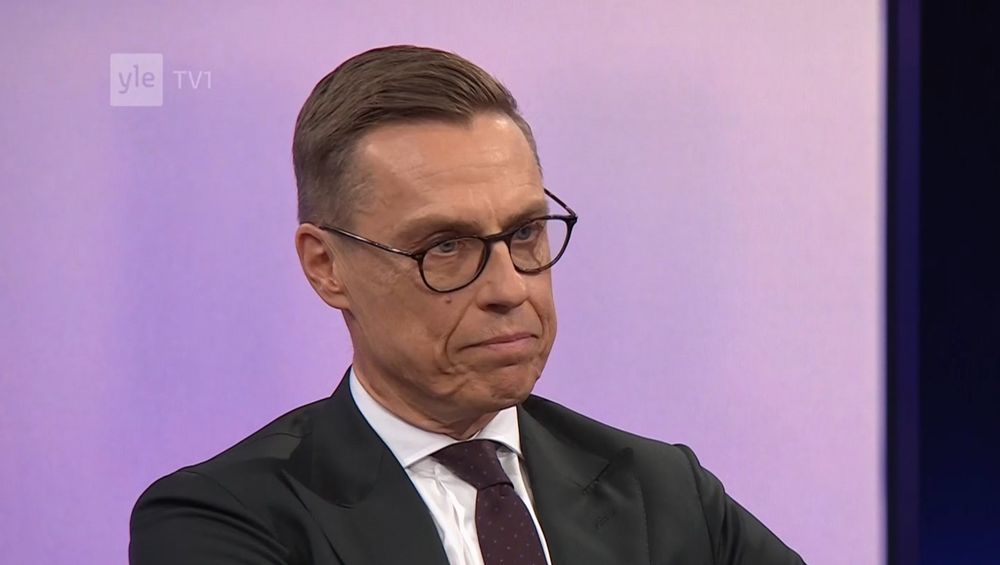 Lähikuva tasavallan Presidentti Alexander Stubbista Ykkösaamun vieraana Ylen studiossa.