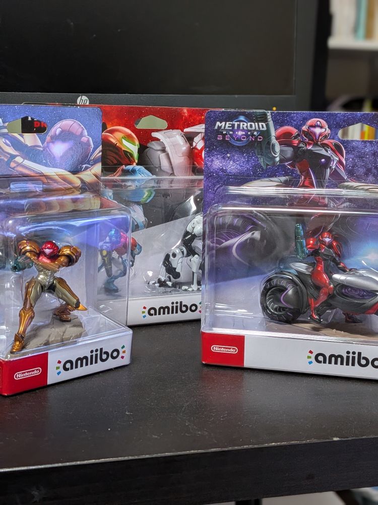 サムスのamiiboを3つ並べている。