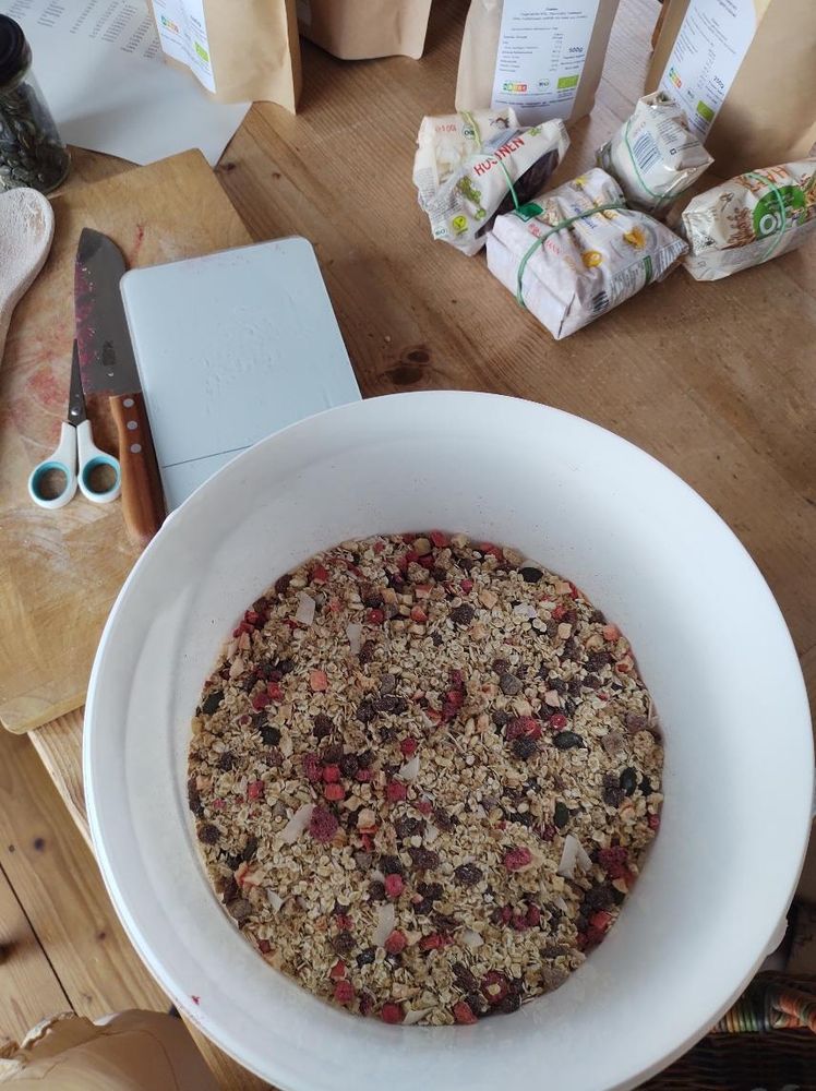 Blick in einen Eimer mit dem frisch gemischten Müsli.