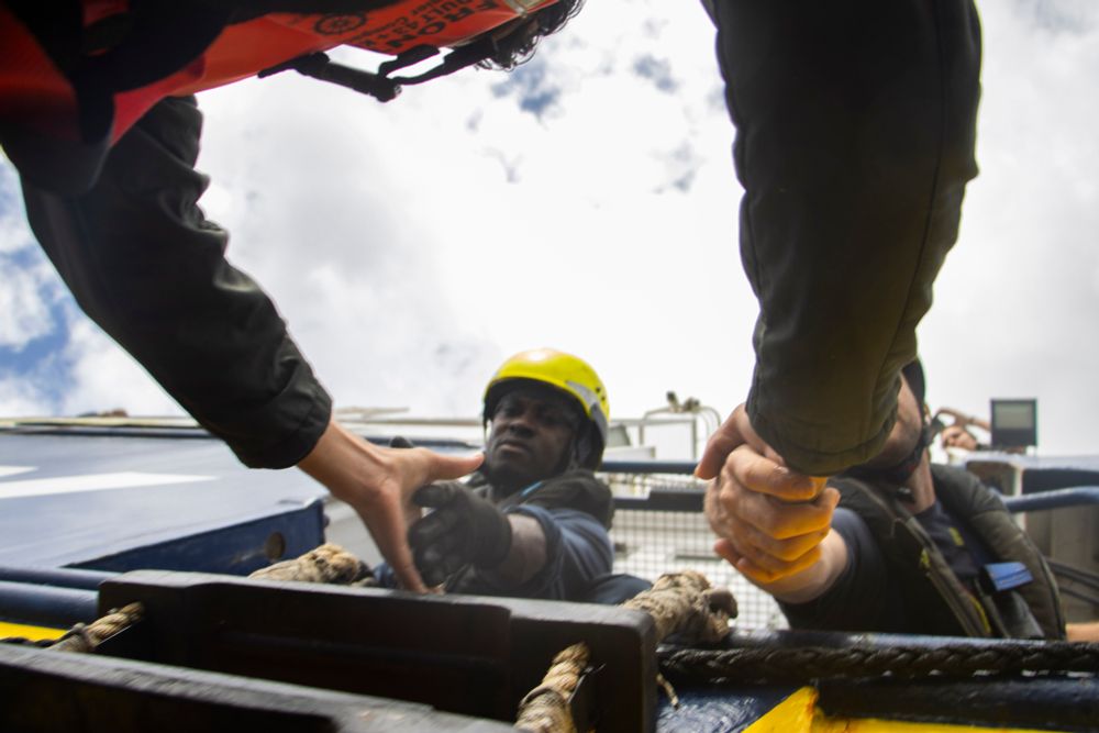 Crew der Humanity 1 bei einer Rettung auf dem Mittelmeer.