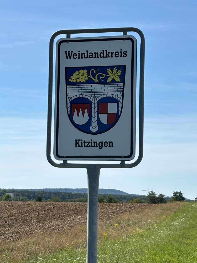 Schild vom „Weinlandkreis Kitzingen“