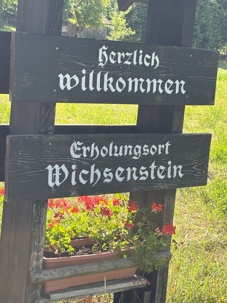 Ein Schild wo draufsteht herzlich willkommen Erholungsort Wichsenstein