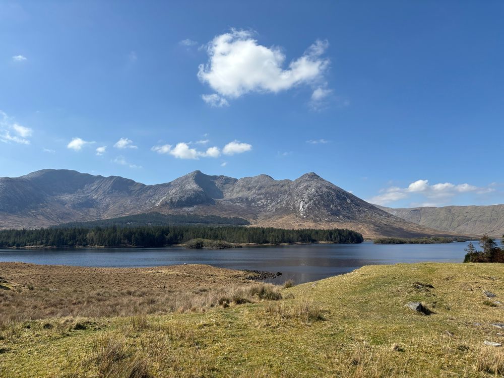 Paysage du connemara valloné avec bras de mer et collines 